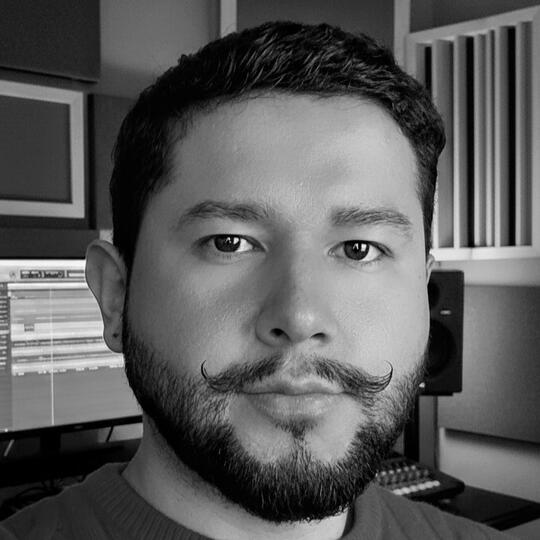 Erik Monroy Locutor, Actor de Doblaje, Compositor Musical & Post-productor de Audio.